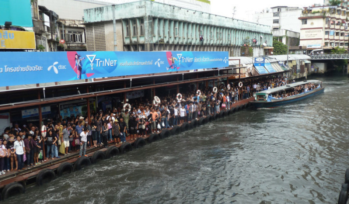 Um dem gestiegenen Passagieraufkommen gerecht zu werden, nimmt das Transportministerium den Betreiber der Personenboote auf dem Khlong Saen Saep in die Pflicht, mehr Boote einzusetzen. Foto: Jahner