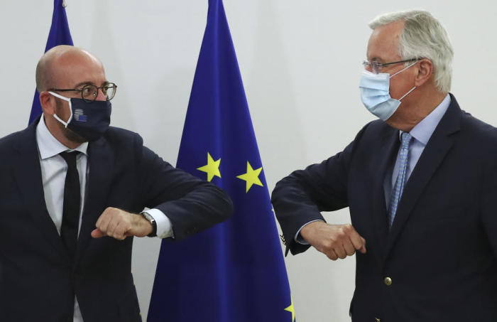 Der Verhandlungsführer der EU in Brexit, Michel Barnier (R), stößt in Brüssel mit dem Präsidenten des Europäischen Rates, Charles Michel (L), auf offene Ohren. Foto: epa/Yves Herman / Pool