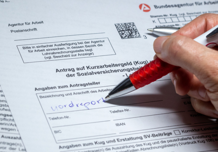 Eine Frau füllt ein Antragsformular für Kurzarbeitergeld aus.Foto: Jens Büttner/Dpa-zentralbild/dpa