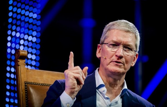 Seit fünf Jahren steht Tim Cook an der Spitze von Apple. Vor allem das iPhone fuhr in dieser Zeit sagenhafte Milliarden-Gewinne ein. Doch zuletzt ließ der Schwung nach. Foto: epa/Robin Van Lonkhuijsen