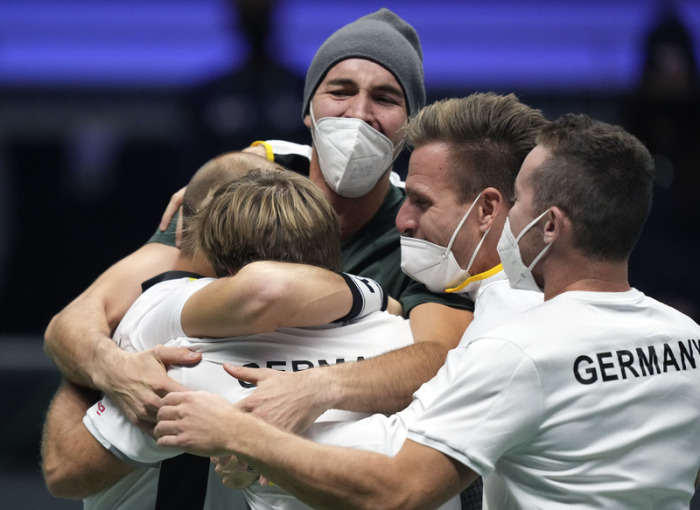 Das deutsche Team feiert nach dem Sieg über Großbritannien im Davis Cup-Viertelfinale zwischen Großbritannien und Deutschland in Innsbruck, Österreich. Foto: Michael Probst/Ap/dpa