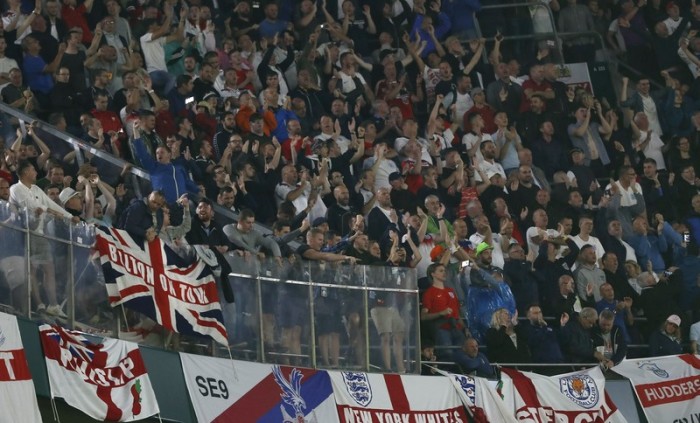 Englische Fans im Benito Villamarin Stadium in Sevilla. Foto: epa/Efe/JOSE MANUEL VIDAL
