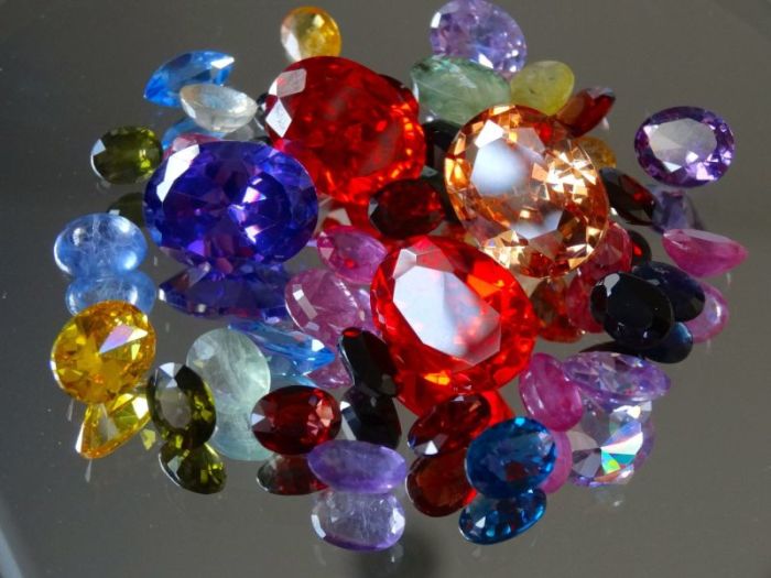 Kommen Sie vorbei! CTA Gems bietet ein umfangreiches Sortiment an funkelnden Edel-, Halbedelsteinen und Mineralien an. 