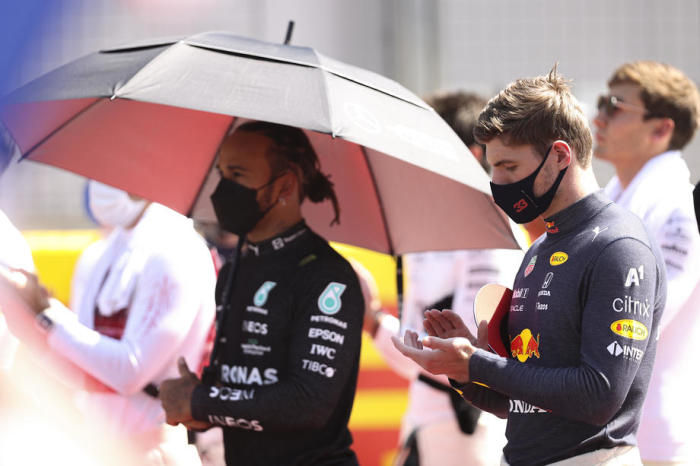 Der britische Formel-1-Pilot Lewis Hamilton (L) von Mercedes-AMG Petronas und der niederländische Formel-1-Pilot Max Verstappen (R) von Red Bull Racing zeigten sich in der Startaufstellung vor dem Formel-1-Grand-Prix von G... Foto: epa/Lars Baron