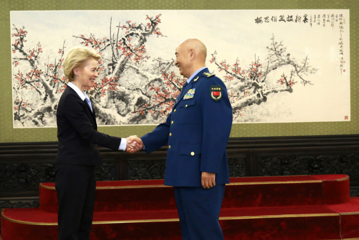 Bundesverteidigungsministerin Ursula von der Leyen (l.) und China Vizevorsitzenden der Zentralen Militärkommission (CMC) Xu Qiliang (r.). Foto: epa/How Hwee Young