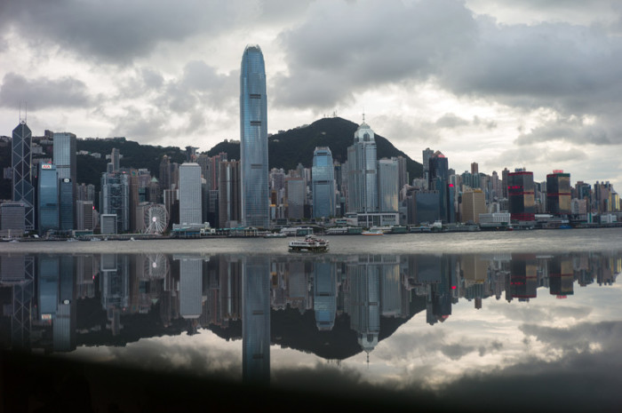 Im Schatten der Skyline von Hongkong brodeln einmal mehr politische Konflikte. Foto: epa/efe/Jerome Favre