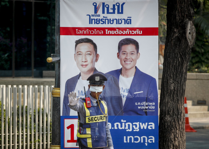 Wahlplakat der Thai-Raksa-Partei in Bangkok. Foto: epa/Diego Azubel