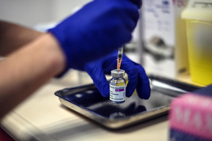 Ein Krankenpfleger bereitet eine Dosis des Impfstoffs AstraZeneca/Oxford Covid-19 im Krankenhaus Edouard Herriot in Lyon vor. Foto: epa/Olivier Chassignole