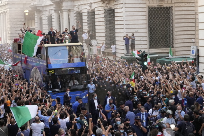 Fans jubeln den Spielern der italienischen Fußballnationalmannschaft zu, die auf dem offenen Bus ihren EM-Sieg feiern. Foto: Gregorio Borgia/dpa