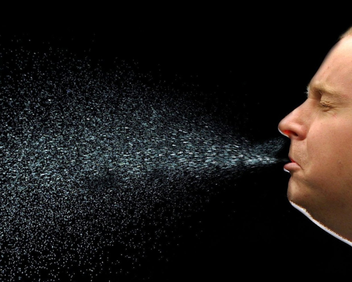 Ein Mann niest. Beim Niesen fliegen viele Tröpfchen durch die Luft. Auf diese Weise kann sich auch das neuartige Coronavirus Sars-CoV-2 verbreiten. Foto: epa PA Jordan/epa/dpa 