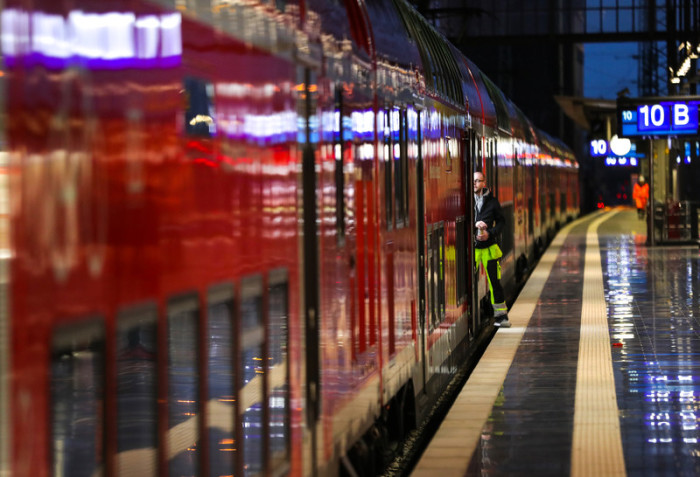 Millionen Bahnkunden waren am Montag vom Warnstreik betroffen. Foto: epa/Armando Babani