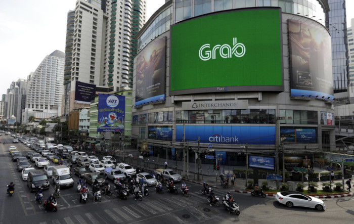 Obwohl Grab bisher in einer rechtlichen Grauzone agiert, ist Werbung für den privaten Vermittler für Fahrdienstleistungen in Bangkok allgegenwärtig. Foto: epa/Mattia Sedda