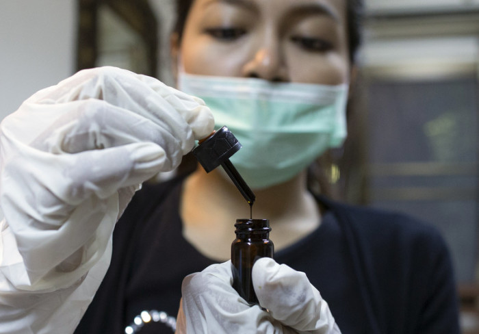Eine Krankenschwester einer Klinik in Bangkok bereitet eine Cannabisöl-Dosis für einen Krebspatienten vor. Foto: epa/Rungroj Yongrit