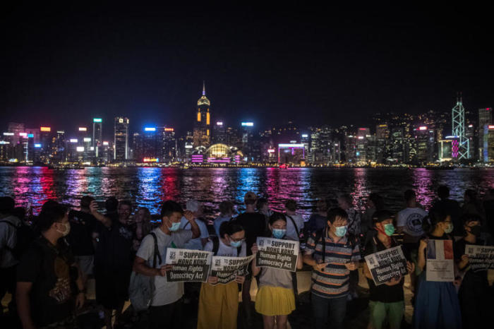 „Hong Kong Way“-Aktivisten demonstrieren vor der Skyline der Finanzmetropole. Foto: epa/efe/Roman Pilipey