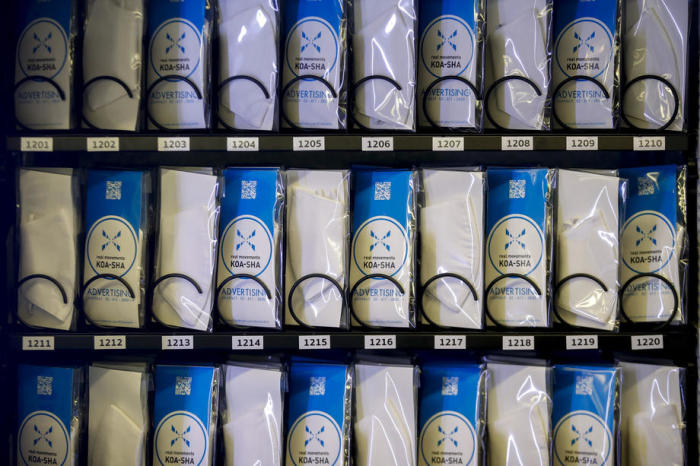 Automat mit Nasen-Mund-Schutz-Masken in Bangkok. Foto: epa/Diego Azubel
