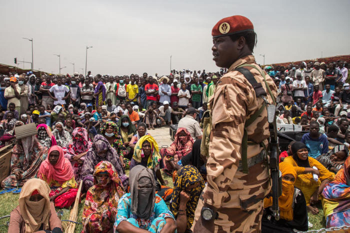 ein tschadischer Soldat steht Wache, als sich eine Menschenmenge zum Staatsbegräbnis für den verstorbenen tschadischen Präsidenten Idriss Deby in N'Djamena versammelt. Foto: epa/Christophe Petit Tesson