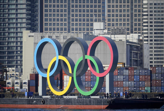 Das Denkmal für die olympischen Ringe wird an die Uferpromenade des Odaiba Marine Parks in Tokio transportiert. Foto: epa/Franck Robichon