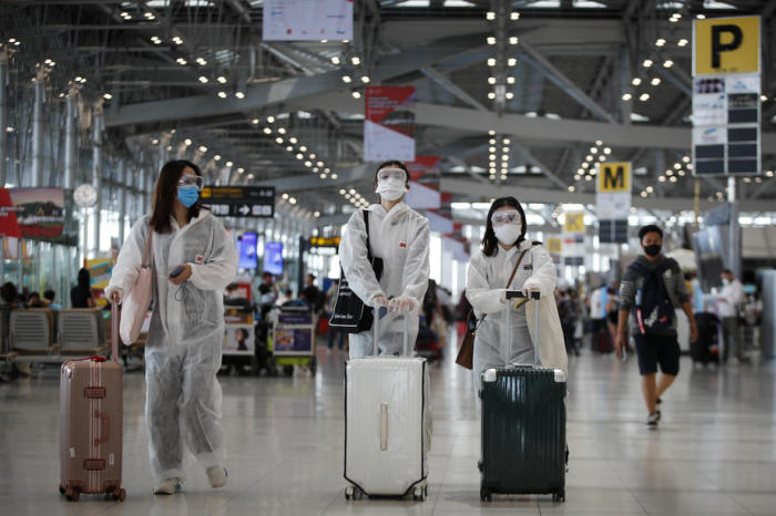 Chinesische Touristinnen am Bangkoker Suvarnabhumi International Airport. Foto: epa/Diego Azubel