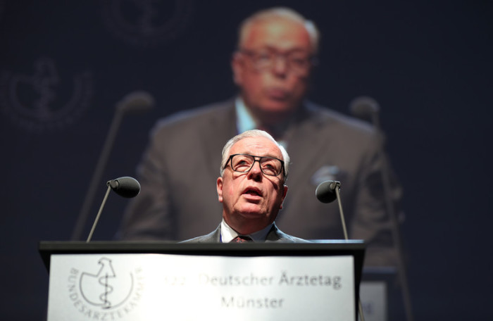 Dr. Klaus Reinhardt spricht als Präsidentschaftskandidat auf der Jahreshauptversammlung der Bundesärztekammer in Münster zu den Delegierten. Foto: epa/Friedemann Vogel
