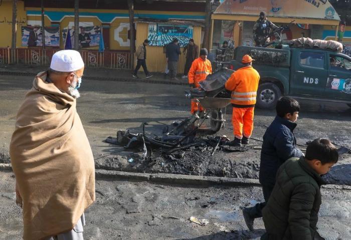 Afghanische Gemeindearbeiter reinigen den Tatort nach einer Bombenexplosion in Kabul. Foto: epa/Hedayatullah Amid