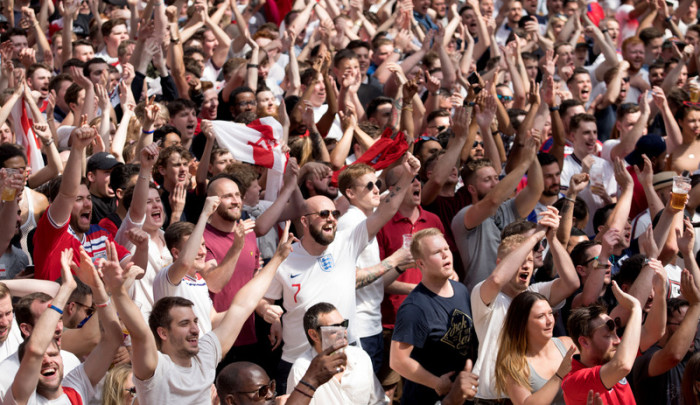 Die britischen Fans feiern den Sieg ihrer Nationalmannschaft. Foto: epa/Efe/JOE NEWMAN