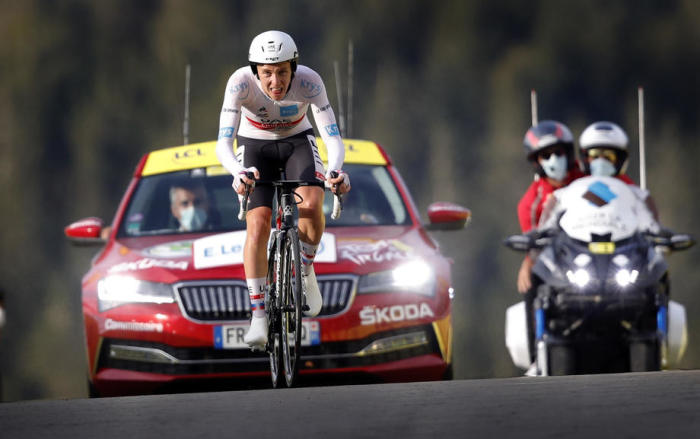 Der slowenische Fahrer Tadej Pogacar vom VAE-Team Emirates im weißen Trikot des besten jungen Fahrers überquert die Ziellinie und gewinnt die 20. Etappe der Tour de France. Foto: epa/Christophe Ena