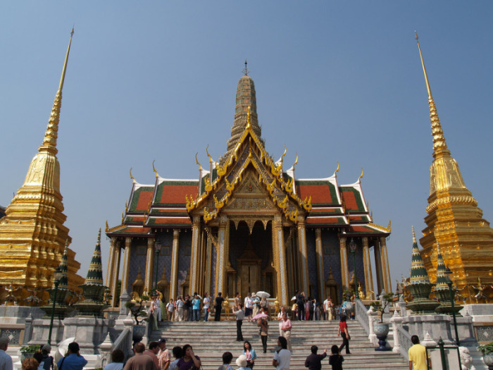 Thailands einziger ‚Königlicher Tempel der Sonderklasse‘: der Wat Phra Kaeo im alten Königspalast in Bangkok, der Tempel des Smaragd-Buddhas, Herberge des thailändischen Nationalheiligtums.