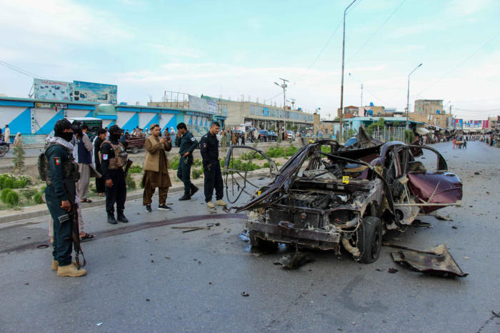 Afghanische Sicherheitsbeamte inspizieren den Schauplatz einer Landminenexplosion, die das Fahrzeug eines lokalen Polizeikommandanten in Kandahar traf. Foto: epa/M Sadiq