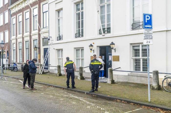 Ermittlungen der Polizei vor der Botschaft von Saudi-Arabien in Den Haag. Foto: epa/Lex Van Lieshout