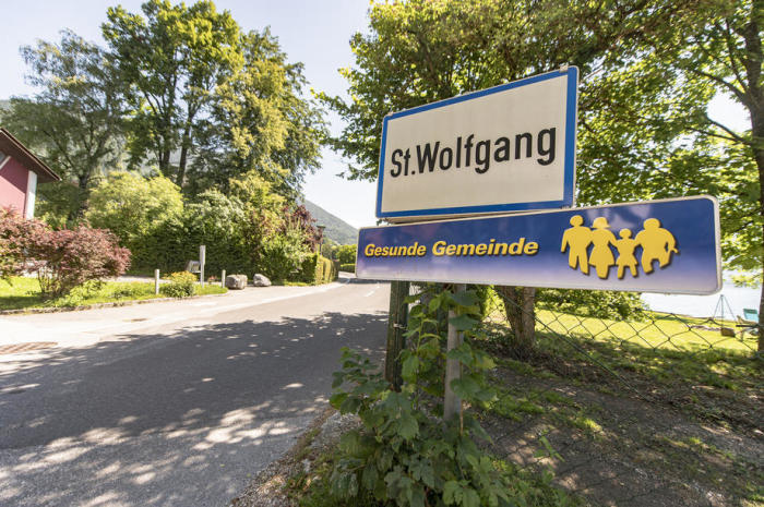 Das Ortsschild von Sankt Wolfgang lautet 'Gesunde Gemeinde', in Sankt Wolfgang. Foto: epa/Christian Bruna