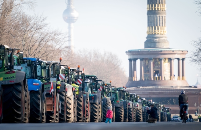 Mit Traktoren demonstrieren Landwirte am Rande der 94. Internationalen Grünen Woche. Foto: Kay Nietfeld/Dpa