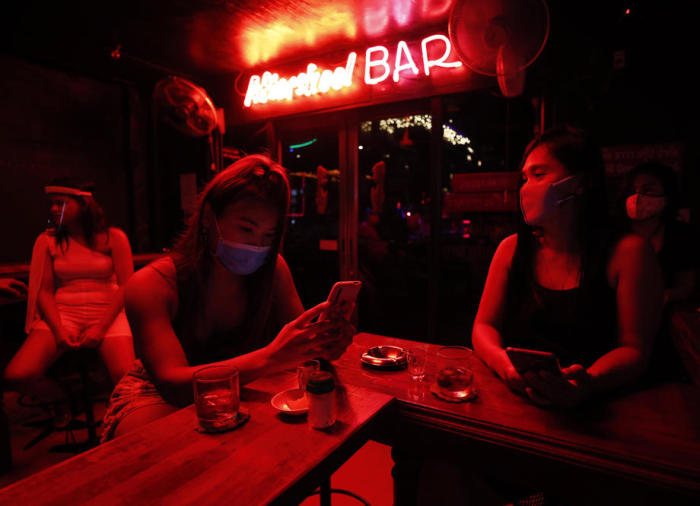 Der große Ansturm blieb am ersten Tag der Aufhebung der Schließungsanordnung für Nachtleben-Etablissements aus. In Bangkok sowie in Pattaya. Foto: epa/Rungroj Yongrit
