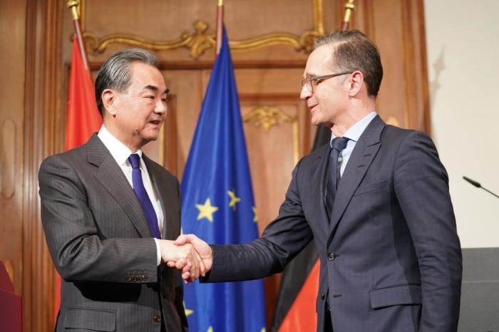 Bundesaußenminister Heiko Maas (R) und der Außenminister der Volksrepublik China Wang Yi (l) geben eine gemeinsame Presseerklärung ab. Foto: epa/HAYOUNG JEON