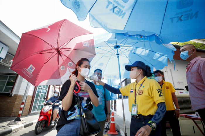 Gemäß dem CCSA wiedersetzen sich immer mehr Menschen in Thailand den Corona-Hygiene- und Schutzregeln, weshalb das Risiko einer neuen Infektionswelle steigt. Foto: epa/Diego Azubel