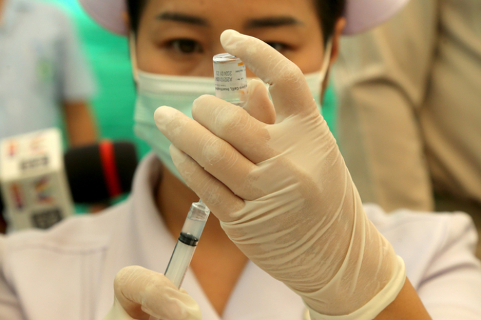 Viele Ausländer fühlen sich bei der Registrierung für die Covid-19-Impfkampagne der Regierung benachteiligt. Foto: The Nation