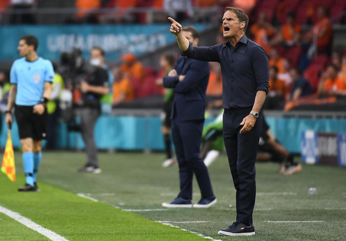 Hollands Cheftrainer Frank de Boer reagiert während der UEFA EURO 2020 . Foto: epa/Piroschka Van De Wouw
