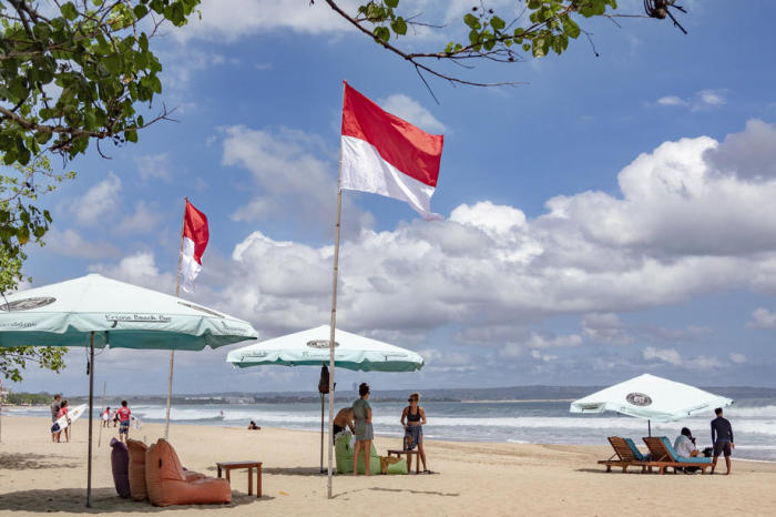 Touristen entspannen sich an einem Strand in Seminyak, Bali, Indonesien. Foto: epa/Made Nagi