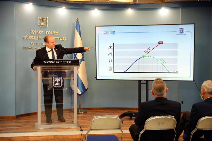 Der israelische Premierminister Naftali Bennett bei einer Pressekonferenz auf covid19. Foto: epa/Abir Sultan