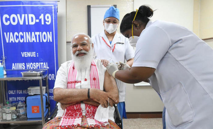 Das auf Twitter geteilte Foto zeigt den indischen Premierminister Narendra Modi bei der Verabreichung des Covid-19-Impfstoffes. Foto: epa/Indian Prime Minister Narendra M