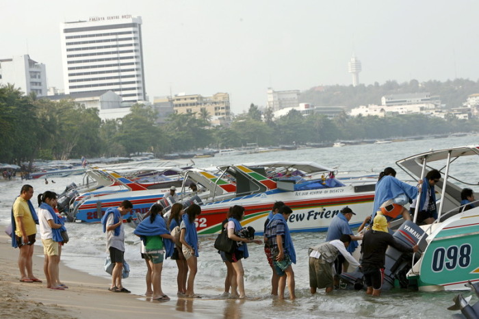 Chinesische Touristen besteigen ion Vor-Corona-Zeiten ein Speedboat in Pattaya. Foto: epa/Rungroj Yongrit