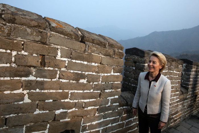 Deutschlands Verteidigungsministerin Von der Leyen besichtigte am Samstag die Chinesische Mauer. Foto: epa/Roman Pilipey