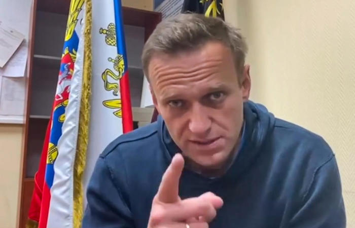 Der russische Oppositionsführer und Anti-Korruptions-Aktivist Alexej Nawalny nach einer Gerichtsverhandlung in einer Polizeistation in Chimki außerhalb von Moskau. Foto: epa/Navalny Press Team / Handout