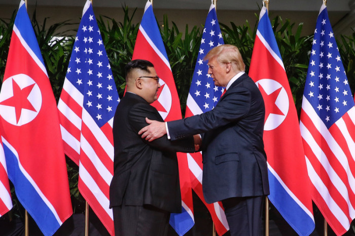  US-Präsident Donald J. Trump (r.) und der nordkoreanische Staatschef Kim Jong-un (l.). Foto: epa/Kevin Lim/THE STRAITS TIMES/SPH