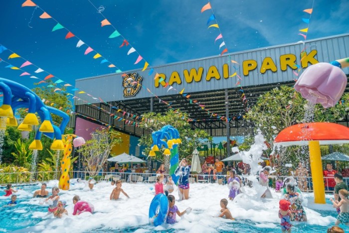 Der großzügige Poolbereich mit kinderfreundlicher Wassertiefe. Für Spaß sorgen Regenpilze, Rutschen und mehr. Fotos: Rawai-Park