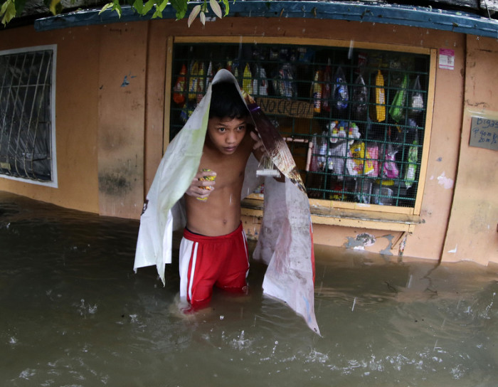 Taifun «Koppu» wirbelt heftig über den Philippinen, zieht aber nur träge weiter. Die Folge: der Regen prasselt stundenlang nieder, es gibt Überschwemmungen und Erdrutsche. Foto: epa/Francis R. Malasig