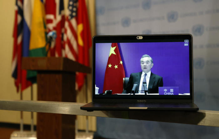 Ein Computerbildschirm ist zu sehen, während der chinesische Außenminister Wang Yi virtuell vor dem Sicherheitsrat der Vereinten Nationen spricht. Foto: epa/Jason Szenes