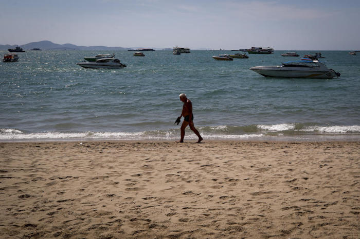 Ausländer beim Strandspaziergang in Pattaya. Foto: epa/Diego Azubel