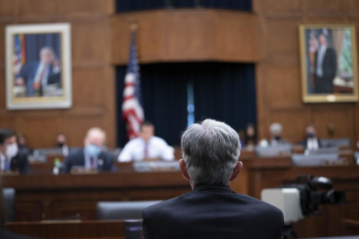 Federal Reserve Chairman Jerome Powell sagt vor dem House Financial Services Committee aus. Foto: epa/Sarah Silbiger
