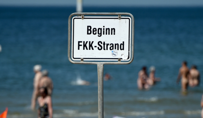 Ein Schild weist in St. Peter-Ording auf den Bereich des FKK-Strandes hin. Ausgerechnet im FKK-Geburtsland spaltet Nudismus die Gesellschaft. Ein Unwohlsein am Nacktsein scheint sich in Deutschland auszubreiten. Foto: alliance/Dp