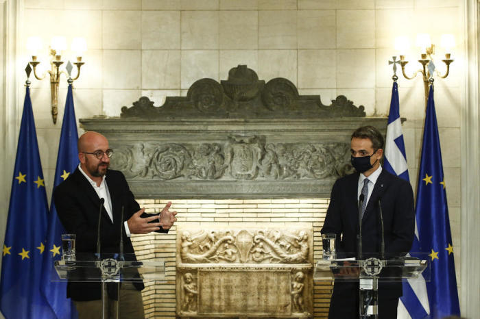 Der Präsident des Europäischen Rates Charles Michel (L) hält seine Rede neben dem griechischen Premierminister Kyriakos Mitsotakis (R) während ihres Treffens. Foto: epa/Yannis Kolesidis